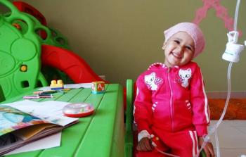 صورة أرشيفية لطفل مصاب بمرض السرطان