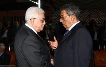 عمرو موسى ورئيس منظمة التحرير (أرشيف)