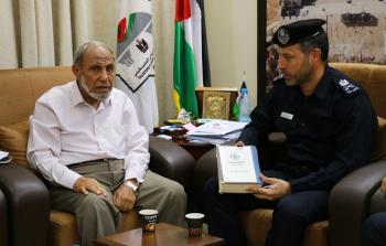 الزهار إلى جانبه رئيس جهاز الشرطةا لفلسطينية بغزة