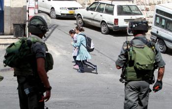 جنود الاحتلال يرهبون الأطفال الفلسطينيين (أرشيف)