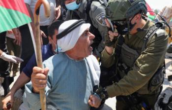 جنود الاحتلال الإسرائيلي يعتدون على متظاهرين فلسطينيين (أرشيف)