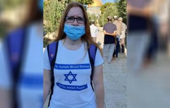 مستوطنة متطرفة ترتدي علم الاحتلال