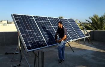تركيب ألواح الطاقة البديلة في قطاع غزة (أرشيف)