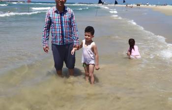 أنس شاهين وطفله على شاطئ بحر يافا لأول مرة في حياته