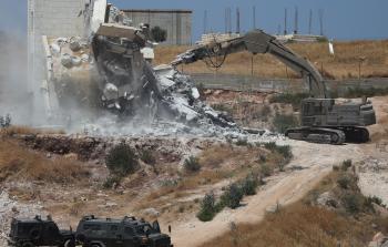 آليات الاحتلال تهدم منزلاً فلسطينياً في القدس (أرشيف)