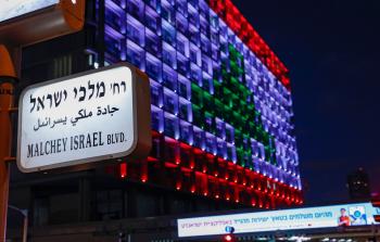 بلدية الاحتلال في (تل أبيب) تضي مبناها بالعلم اللبناني (الفرنسية)