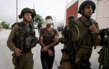 جنود الاحتلال الإسرائيلي يشنون حملةاعتقالات في رام الله (أرشيف)