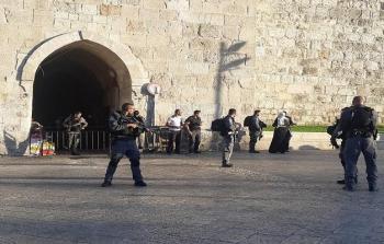 جنود الاحتلال يغلقون إحدى بوابات المسجد الأقصى (أرشيف)