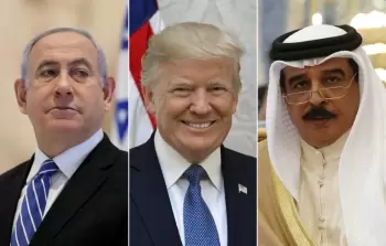 ترامب (وسط) أعلن أنه اتصل هاتفيا بملك البحرين ورئيس الوزراء الإسرئيلي (مواقع التواصل)