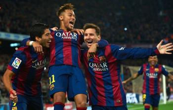 نيمار يتوسط ميسي وسواريز