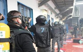 جنود الاحتلال يداهمون الأسرى ويعتدون عليهم (أرشيف)