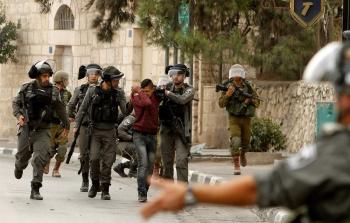 جنود الاحتلال يعتقلون فلسطينياً (أرشيف)