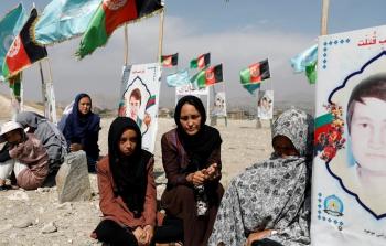 مقبرة دفن فيها ضحايا الهجمات في أفغانستان (رويترز)