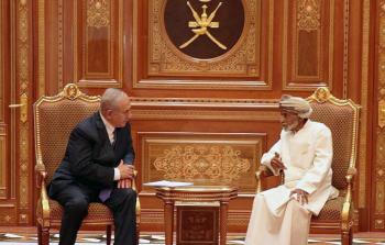 رئيس وزراء الاحتلال بنيامين نتنياهو مع السلطان الراحل قابوس (أرشيف)