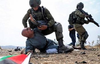 المسن الفلسطيني حنون سبق وان اعتدى جنود الاحتلال عليه في أرضه