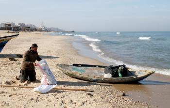 صياد على شاطئ بحر غزة (أرشيف)