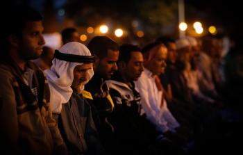 صلاة الفجر أمام بوابات الأقصى (أرشيف)