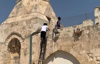 قوة إسرائيلية تعتلي سطح السور الشمالي للمسجد الأقصى لتقوم بتركيب سماعات وأجهزة إلكترونية