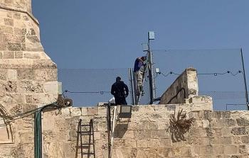 عناصر للاحتلال تصعد إلى أسوار الأٌقصى وتقم بتركيب مجسات وأجهزة الكترونية