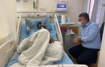 النائب العربي في الكنيست يوسف جبارين في زيارة للأسير الأخرس (أرشيف)