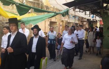 مستوطنون يتجولون في أحد أسواق القدس (أرشيف)