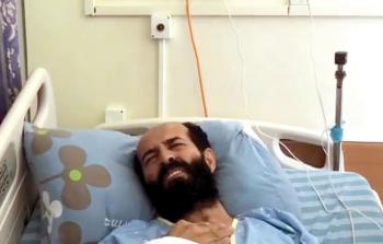 الأسير ماهر الأخرس من داخل المستشفى الإسرائيلي