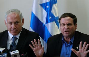 عوزي ديان إلى جانب رئيس حكومة الاحتلال بنيامين نتنياهو (أرشيف)