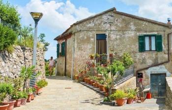 هذه القرية تبعد عن روما مسافة ساعتين