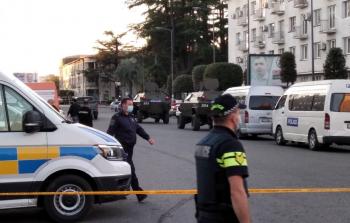 الشرطة الجورجية تحيط بالبنك (الأناضول)