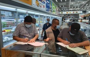 الاقتصاد تنظم 145 زيادة تفتيشية على محال تجارية بغزة