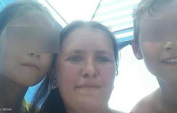 الأم الروسية مع طفلين من أبنائها