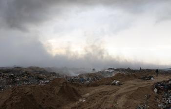 دخان ناجم عن اشتعال نقاط متفرقة في مكب جحر الديك