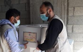 جانب من توزيع المساعدات