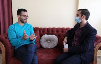 الزميل نبيل سنونو (يمين) خلال حواره مع الأسير المحرر محمد عرندس