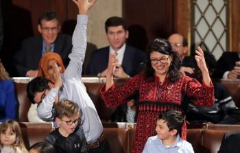 رشيدة طليب ترتدي الثوب الفلسطيني