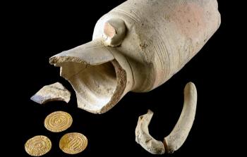 جرة بداخلها عملات ذهبية ترجع للعهد الفاطمي تم العثور عليها (الأناضول)