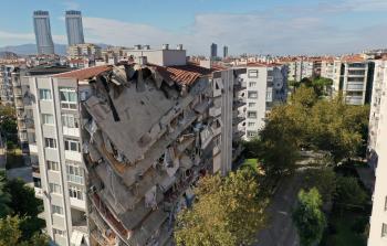 صورة لبناية سكنية انهار جزء منها جراء الزلزال