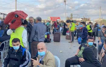 مسافرون من أمام بوابة معبر رفح (تصوير/ ياسر فتحي)