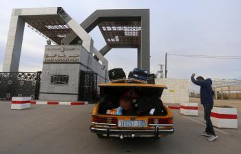 جانب من حركة السفر عبر معبر رفح اليوم (تصوير ياسر فتحي)