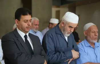 المحامي خالد زبارقة إلى جانب الشيخ رائد صلاح يساراً