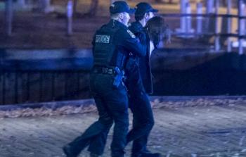 المشتبه به في حادثة الطعن بين يدي الشرطة الكندية