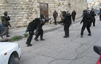 جنود الاحتلال يداهمون بيوت المواطنين الآمنين - الضفة الغربية  (أرشيف)