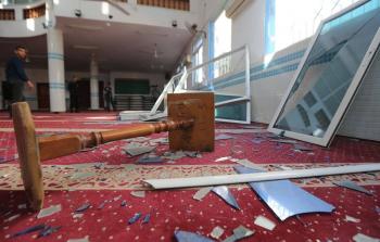 صورة لأحد المساجد وقد أصيبت أجزاء واسعة منه للدمار بسبب القصف