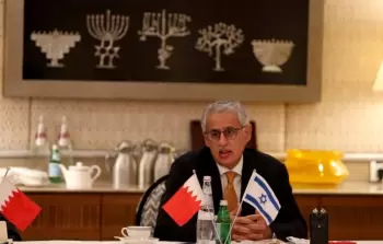 الوزير البحريني أعلن أن بلاده ستعامل منتجات المستوطنات على أنها منتجات إسرائيلية (رويترز)