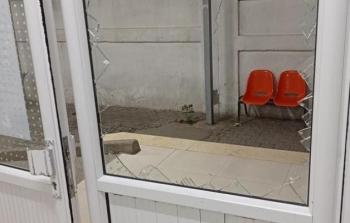 بعض الأضرار التي لحقت بالمستشفى   (وكالات)