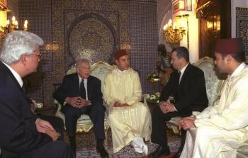 صورة نادرة تجمع رئيس وزراء الاحتلال السابق بالملك المغربي.. ما قصتها؟