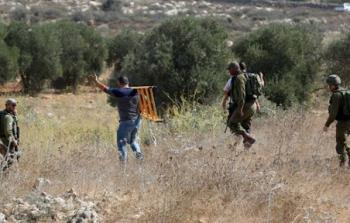 جنود الاحتلال يطردون مزارعين فلسطينيين من أرضهم (أرشيف)