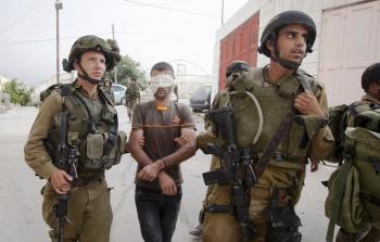 جنود الاحتلال يعتقلون أحد المواطنين الفلسطينيين (أرشيف)