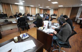 صورة من داخل قاعة لجنة التقصي بعيادة الرمال بمدينة غزة