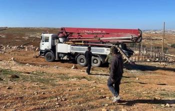 الاحتلال يصادر مضخة باطون جنوب الخليل